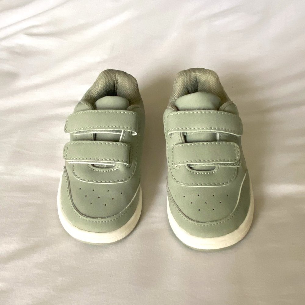 NEW WITHOUT TAGS. H&M Toddler shoe size 6